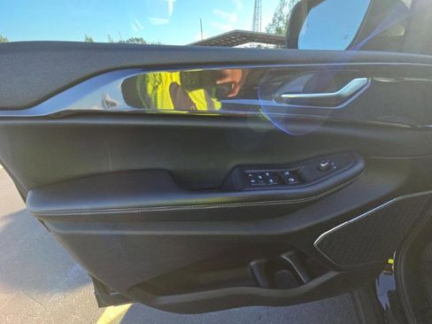 Used 2022 Jeep Grand Cherokee Altitude image 9