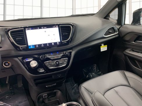 New 2026 Chrysler Pacifica Select image 12