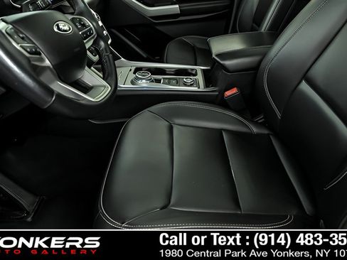 Used 2022 Ford Explorer XLT w/ Equipment Group 202A AWD/4WD image 16