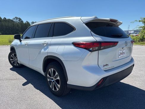Used 2022 Toyota Highlander XLE FWD image 2