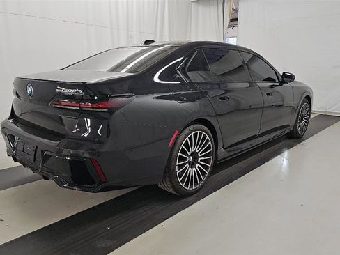 Used 2025 BMW 750e xDrive w/ Executive Package image 4