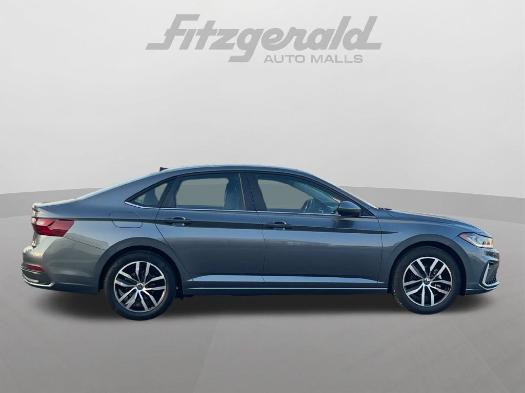 Used 2025 Volkswagen Jetta SE FWD image 3
