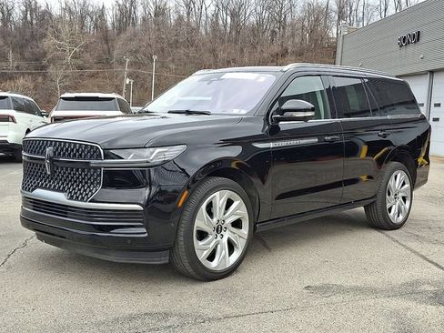 Certified 2025 Lincoln Navigator Reserve AWD/4WD image 3