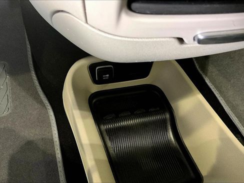 Used 2024 Chrysler Pacifica Touring-L image 16