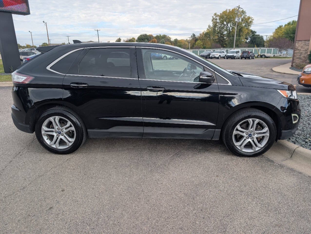 Used 2017 Ford Edge Titanium w/ Equipment Group 301A AWD/4WD image 10
