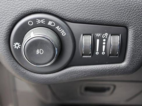 Used 2020 Jeep Cherokee Latitude Plus AWD/4WD image 13