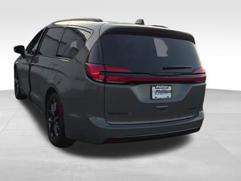 Used 2025 Chrysler Pacifica Limited FWD image 3