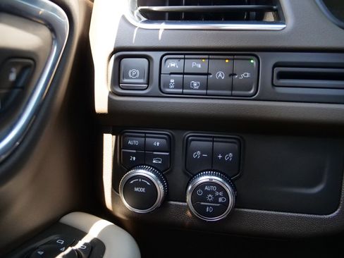 Used 2022 GMC Yukon XL SLT w/ SLT Premium Package image 9