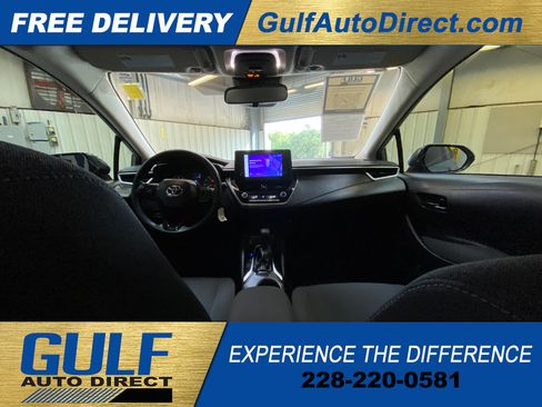 Used 2025 Toyota Corolla LE FWD image 2