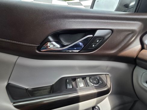 Used 2020 GMC Acadia SLT w/ LPO, Cargo Package FWD image 11