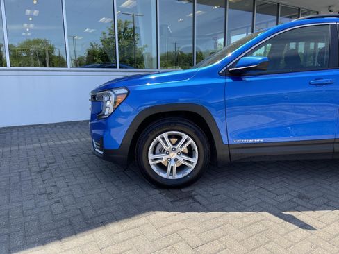 Used 2024 GMC Terrain SLE w/ Driver Convenience Package FWD image 9
