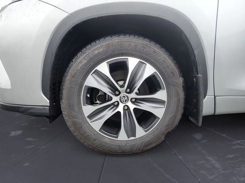 Used 2021 Toyota Highlander XLE AWD/4WD image 15