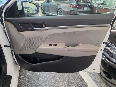 Used 2017 Hyundai Elantra SE FWD image 27