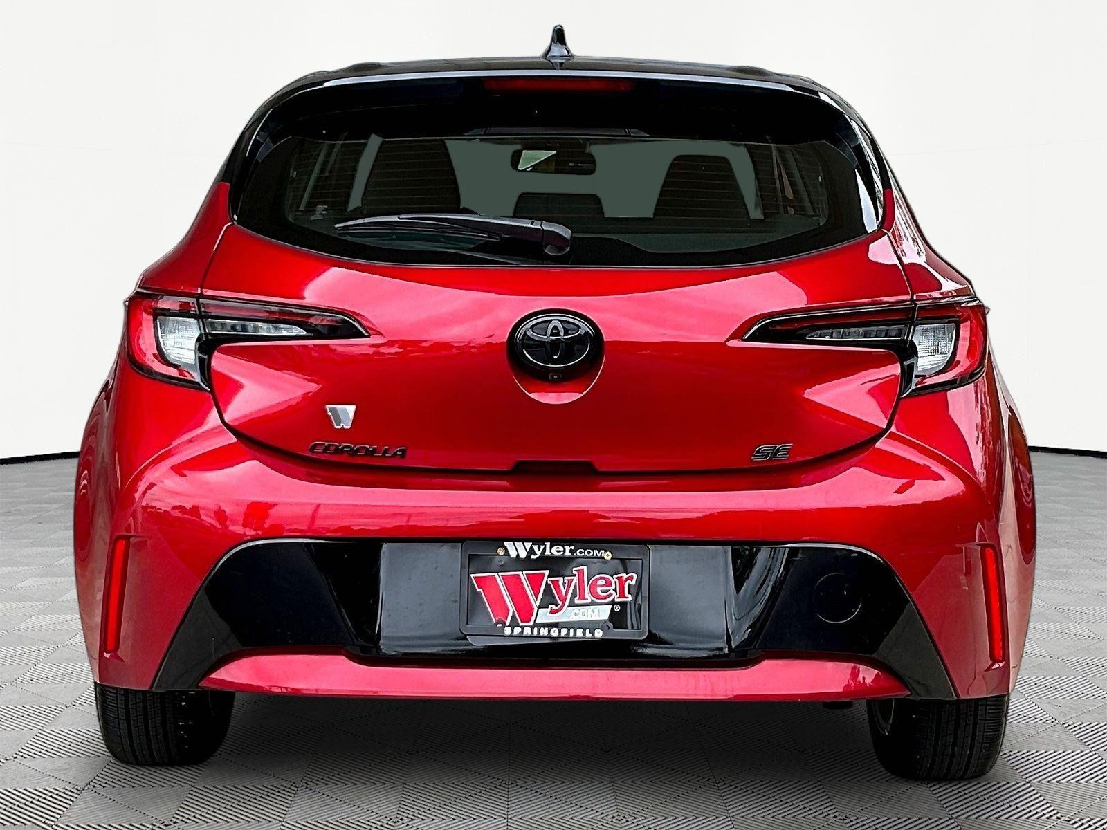 Used 2025 Toyota Corolla SE w/ SE Package FWD image 5