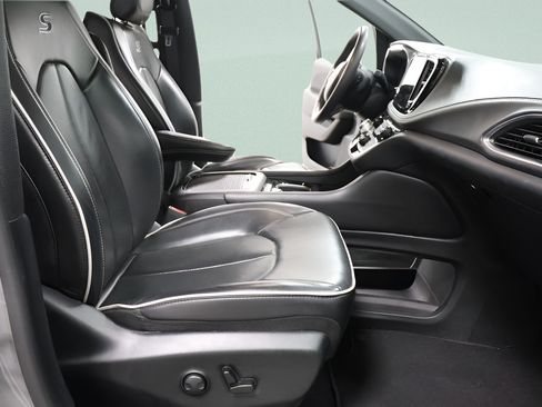 Used 2025 Chrysler Pacifica Limited FWD image 25