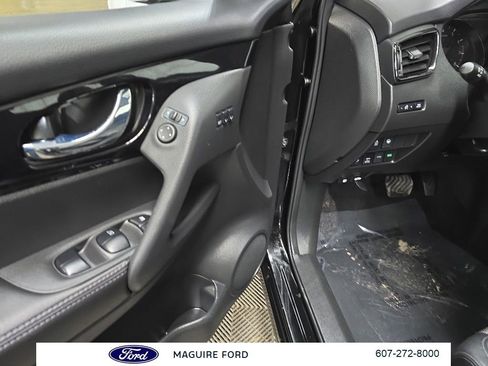 Used 2022 Nissan Rogue Sport SV w/ Technology Package AWD/4WD image 30