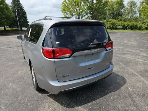 Used 2017 Chrysler Pacifica Touring-L FWD image 2