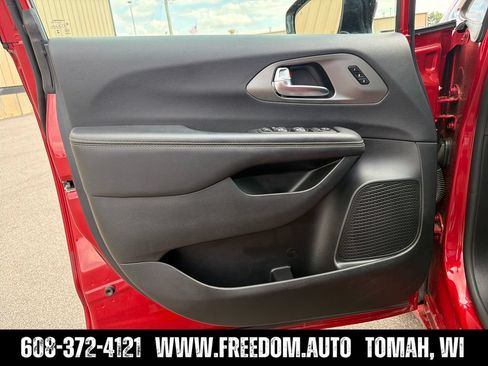 Used 2025 Chrysler Pacifica Select FWD image 18