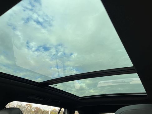 Used 2022 Volkswagen Tiguan SE R-Line image 13