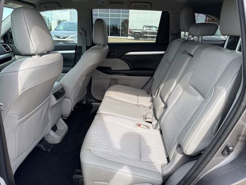 Used 2018 Toyota Highlander Plus AWD/4WD image 9