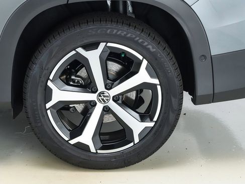 New 2025 Volkswagen Tiguan SE image 6