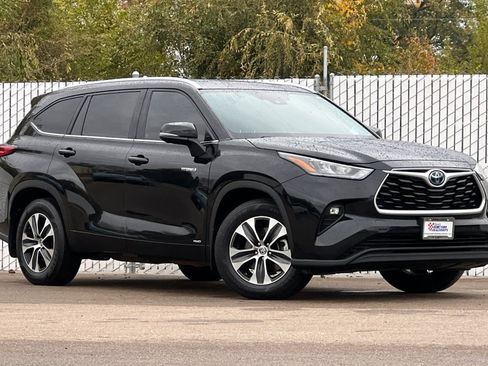 Used 2020 Toyota Highlander XLE image 2