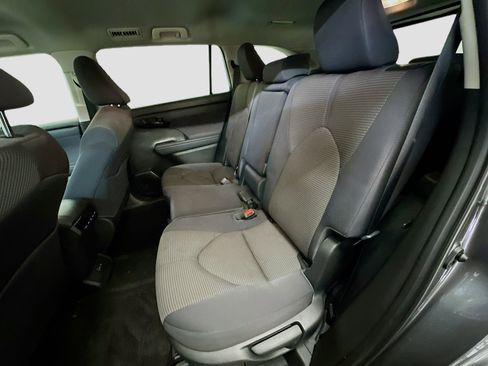 Used 2023 Toyota Highlander LE image 29