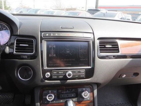Used 2016 Volkswagen Touareg Sport image 24