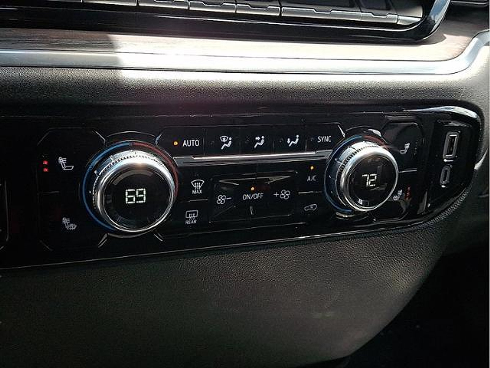 Used 2026 GMC Sierra 1500 SLT AWD/4WD image 13