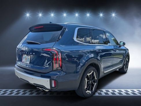Used 2022 Kia Telluride SX w/ Towing Package FWD image 3