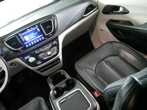 Used 2018 Chrysler Pacifica Limited FWD image 11
