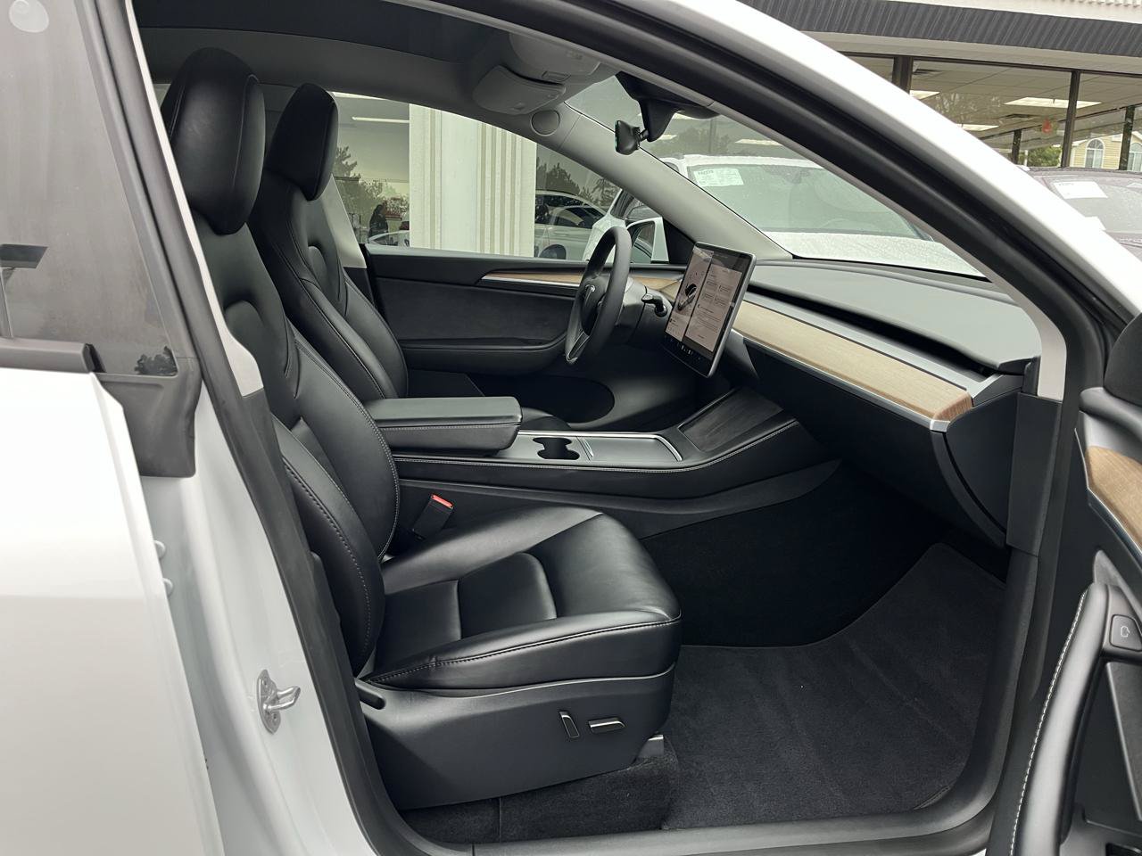 Used 2024 Tesla Model Y Long Range AWD/4WD image 21