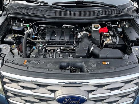 Used 2018 Ford Explorer XLT w/ Equipment Group 202A FWD image 11