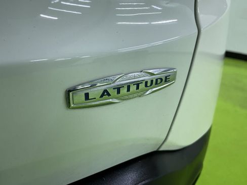 Used 2017 Jeep Renegade Latitude AWD/4WD image 14