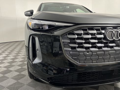 Used 2025 Audi Q5 Premium w/ Convenience Package image 3