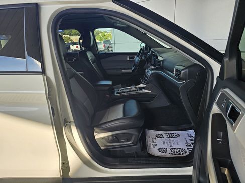 Used 2022 Ford Explorer XLT w/ Equipment Group 202A image 12
