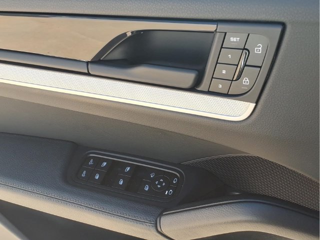 Used 2024 Porsche Cayenne AWD/4WD image 17