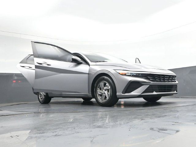 Used 2025 Hyundai Elantra SE FWD image 43
