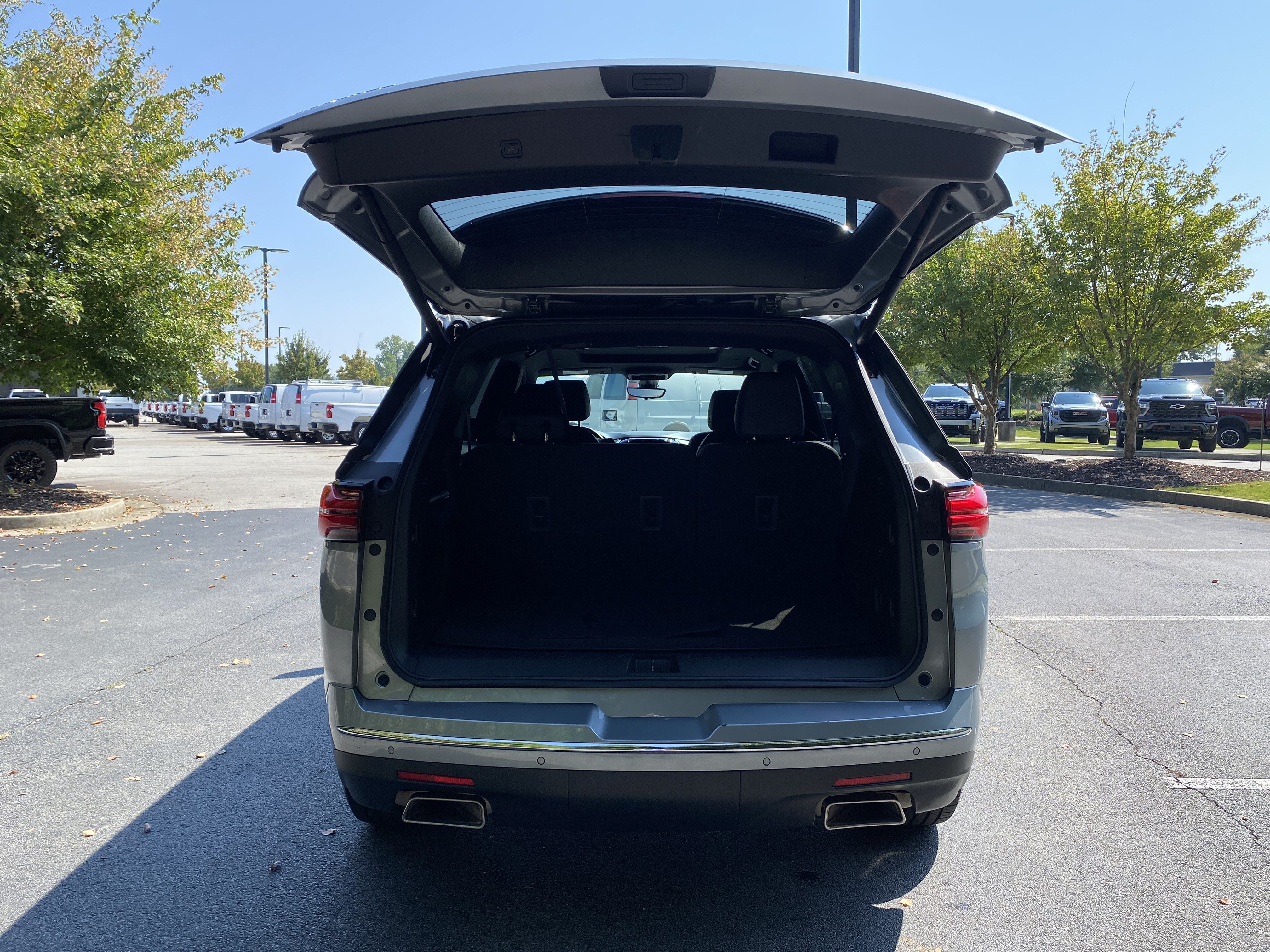 Used 2023 Chevrolet Traverse High Country FWD image 11