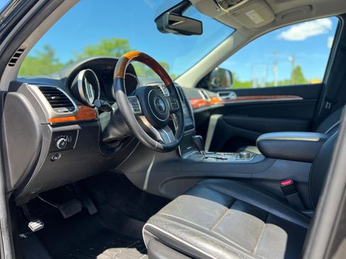 Used 2013 Jeep Grand Cherokee Overland w/ Advance Technology Group AWD/4WD image 17