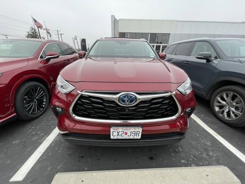 Used 2021 Toyota Highlander Limited image 3
