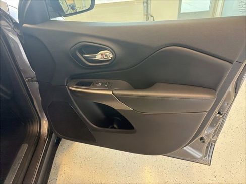 Used 2019 Jeep Cherokee Limited w/ Luxury Group AWD/4WD image 29