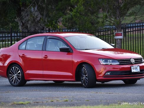 Used 2017 Volkswagen Jetta Sport FWD image 4