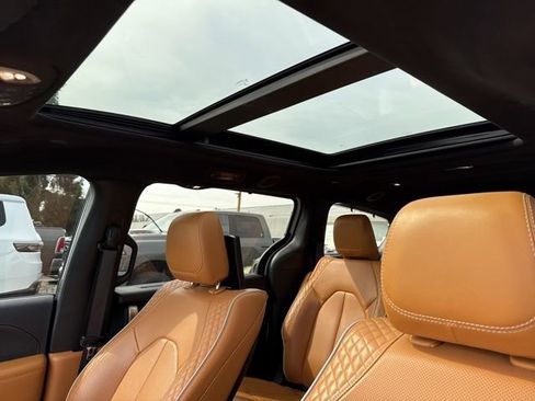 Used 2023 Chrysler Pacifica Pinnacle image 11