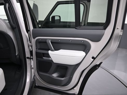 New 2026 Land Rover Defender 110 X-Dynamic SE AWD/4WD image 13