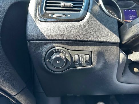 Used 2019 Jeep Compass Latitude FWD image 31