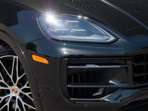 Certified 2025 Porsche Cayenne GTS AWD/4WD image 37