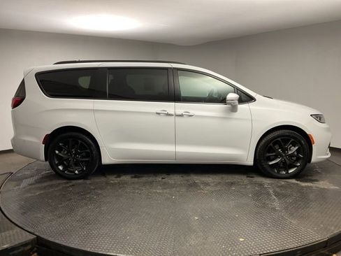 Used 2022 Chrysler Pacifica Touring-L w/ Uconnect Theater Family Group image 8