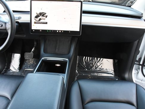 Used 2021 Tesla Model Y Long Range image 8