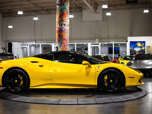 Used 2018 Ferrari 488 GTB RWD image 11